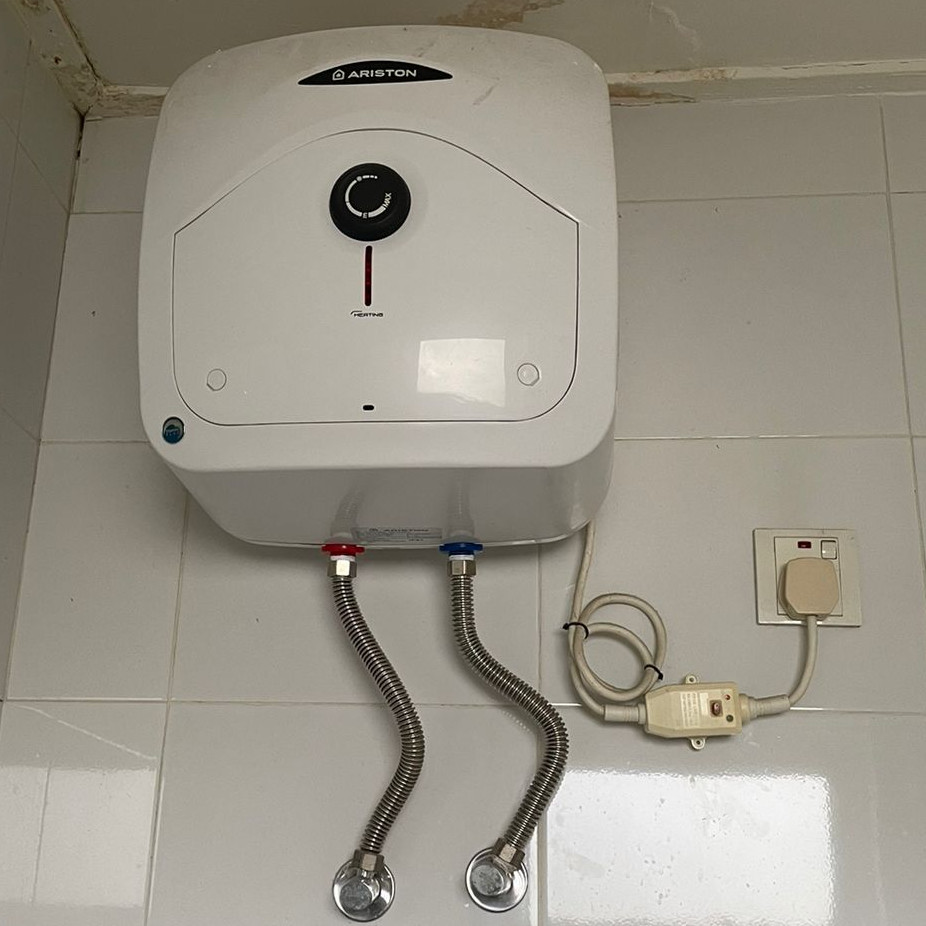 Ariston Water Heater 15 Liter 350 Watt Second Pemanas Air Listrik