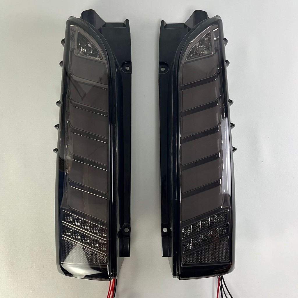 LED Taillight Assembly Tail Brake lamp For Toyota Hiace 2005 2006 2007 2008 2009 2010 2011 2012 2013