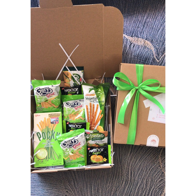 

hampers snacks siap kirim | ulangtahun | lebaran | wisudah | kado untuk pacar | hampers harga terjangkau | gift box snacks