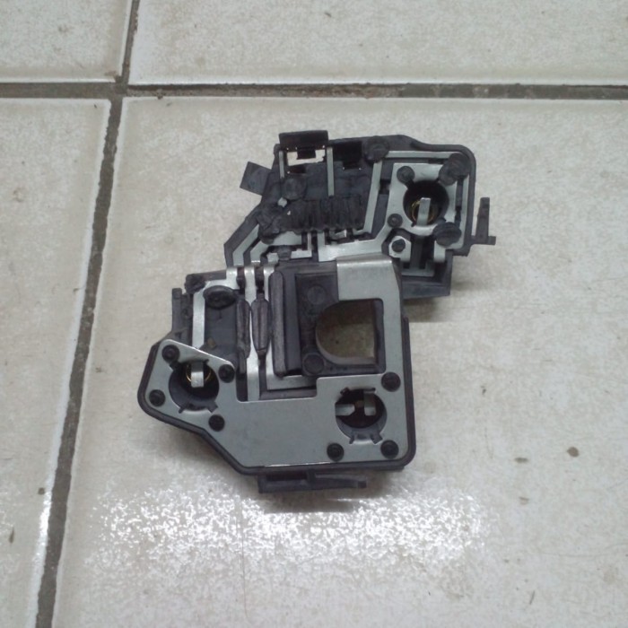 Dudukan Bohlam Lampu Belakang Kiri Peugeot 206 th 2003