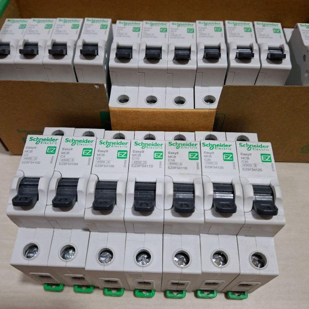 MCB Schneider Saklar Hitam 2A 4A 6A 10A 16A 20A 25Amper