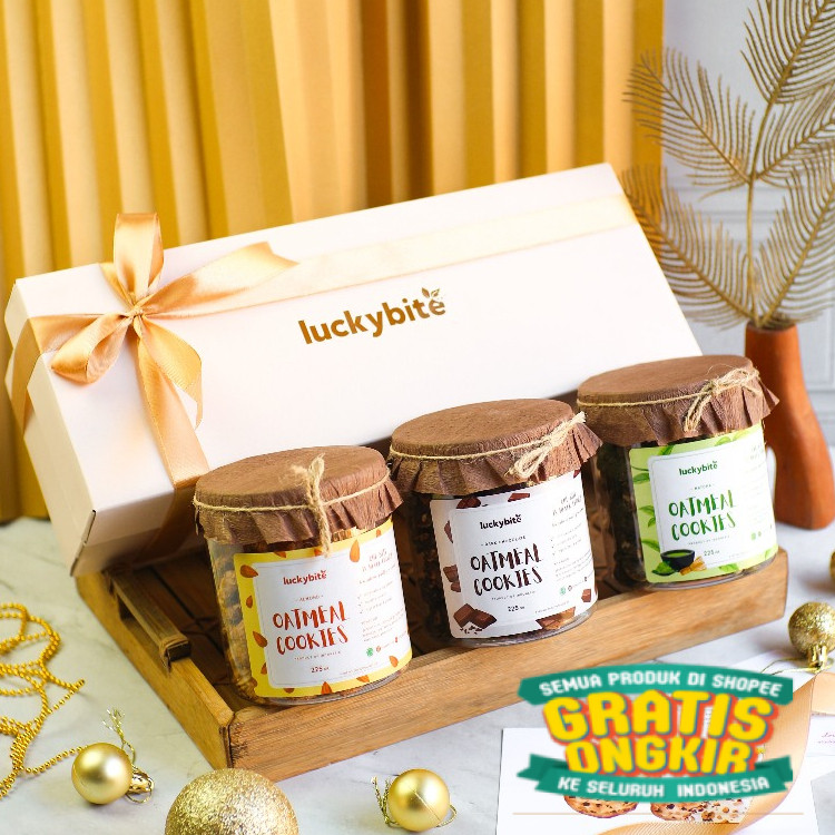 

Hampers / Gift Box / Kado - Semi Hardbox - Oatmeal Cookies 3 Jar + FREE Greeting Card + Pita + Bubble Wrap | LUCKYBITE/ New kado