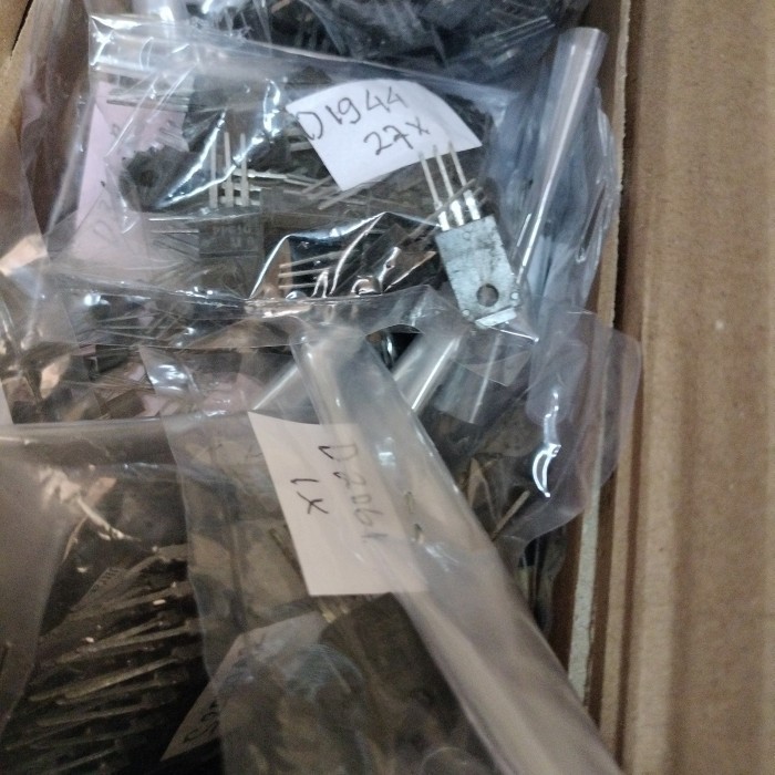 DS99 Transistor A1823 A1940 A640 A1186 A1151 A1206 A7530N A603 A490 A1657 - 2SA1823