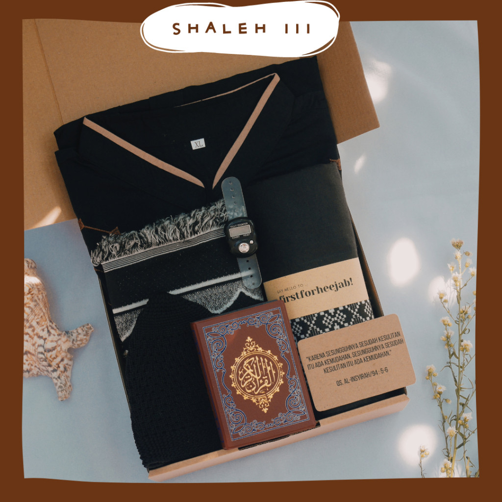 

Baju Lebaran(SHALEH PART III) Hampers Aesthetic Muslim Cowok | Kado Perlengkapan Sholat | Gift Box Shalat Jum'at Ulang Tahun Wisuda Lebaran Anniversary | Paket Sarung Baju Koko Sajadah Hitam Quran Tasbih
