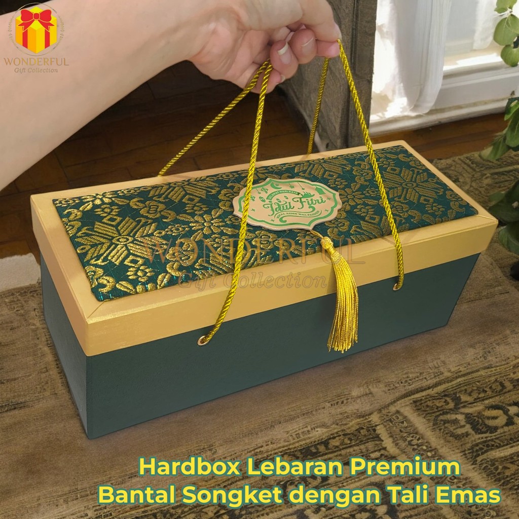 

Hardbox Lebaran Bantal Songket Rumbai Tali Emas Gift Box 31 x 12 x 12 RMD-BNT-SKT-TE
