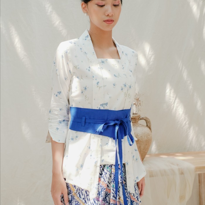 

promo ✨ -Kebaya Kutubaru Clarris Lengan 7/8 Meradelima Katun Jepang Putih Biru - M