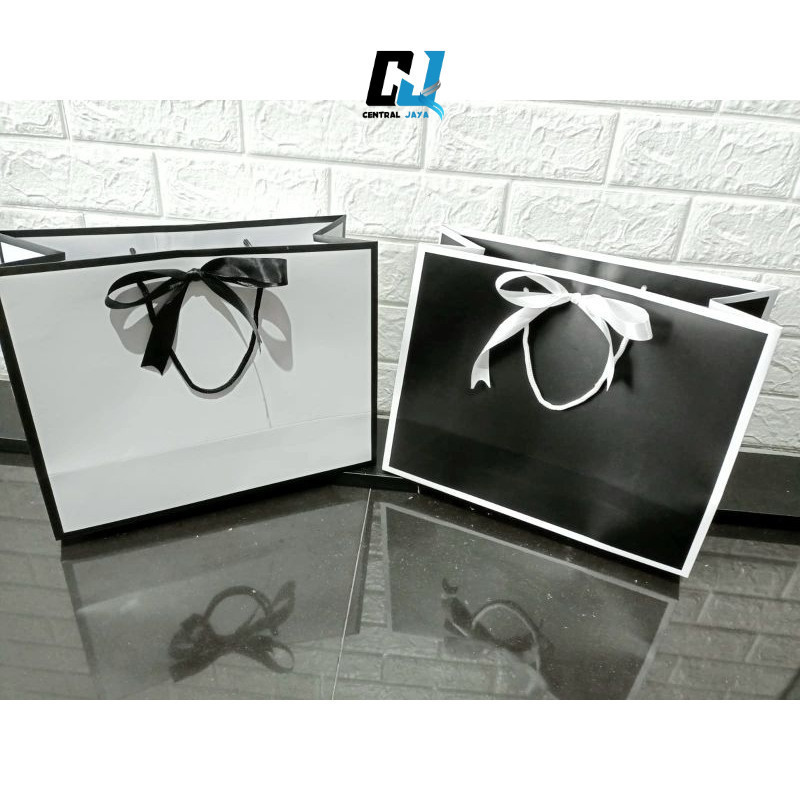 

Paperbag BW Series Pita Uk. 32,5 x 14 x Tinggi 25 cm