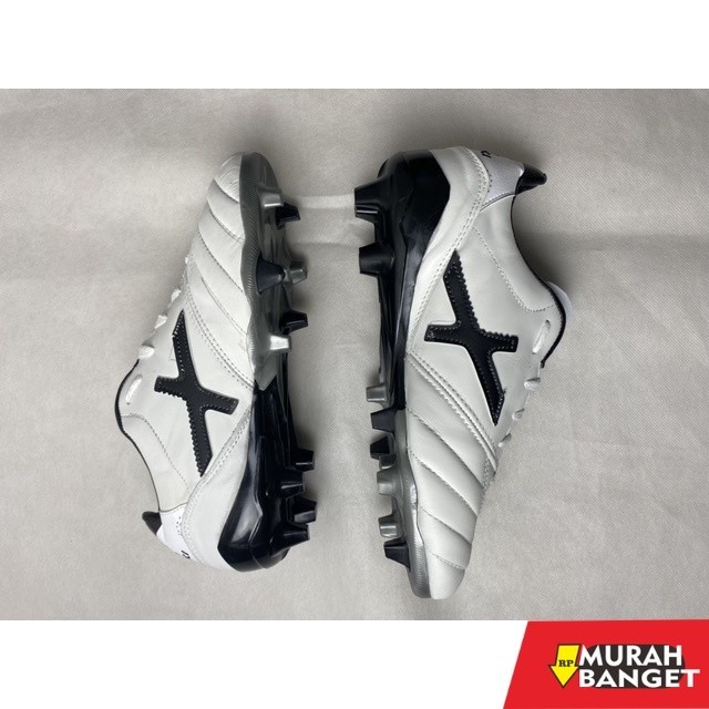Sepatu specs keren- sepatu bola xaxi putih hitam