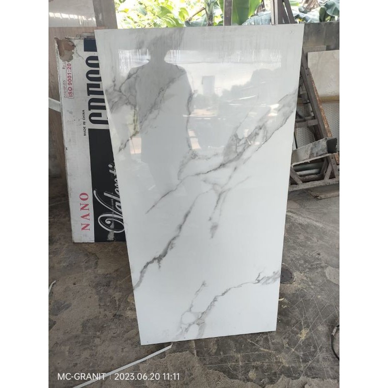 granit lantai putih motip marmer glosy 60x120 , list plint, tangga