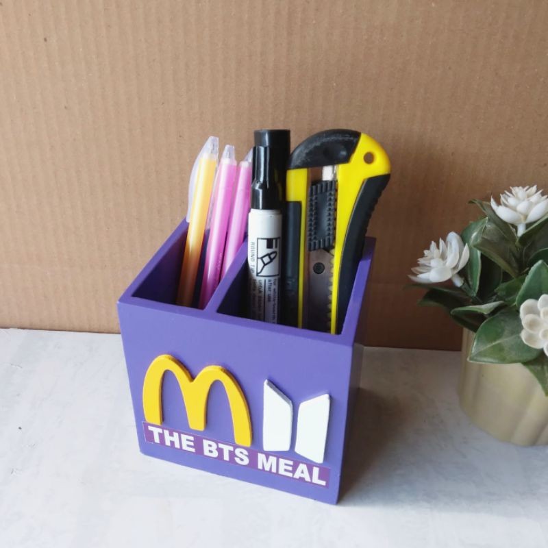 

Kotak Pensil BTS Meal desain logo Kpop hiasan dekorasi kamar