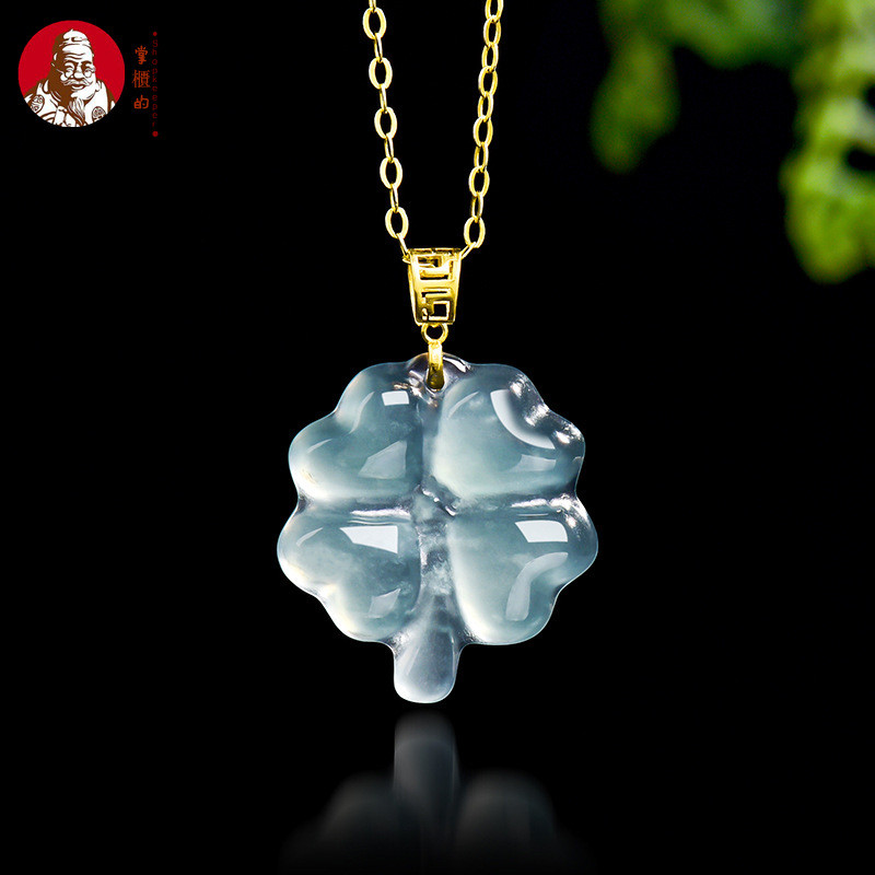 [Dengan  sertiflkat   identiflkasi] Natural Sebuah batu giok, semanggi empat daun air biru, liontin 