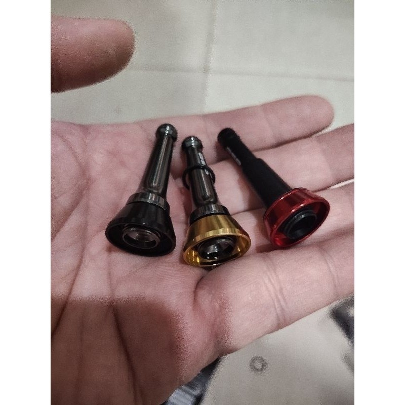 Stand reel pancing untuk reel Daido tutup penahan reel