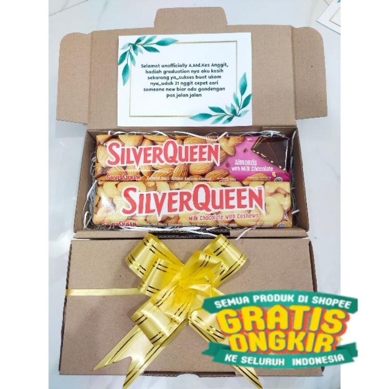 

Coklat cokelat chocolate Silverqueen / silver queen gift box hampers hadiah kado ulang tahun birthday anniversary valentine natal wisuda hari ibu hari guru rasa almond dan cashew mede/ hitam putih pink polos