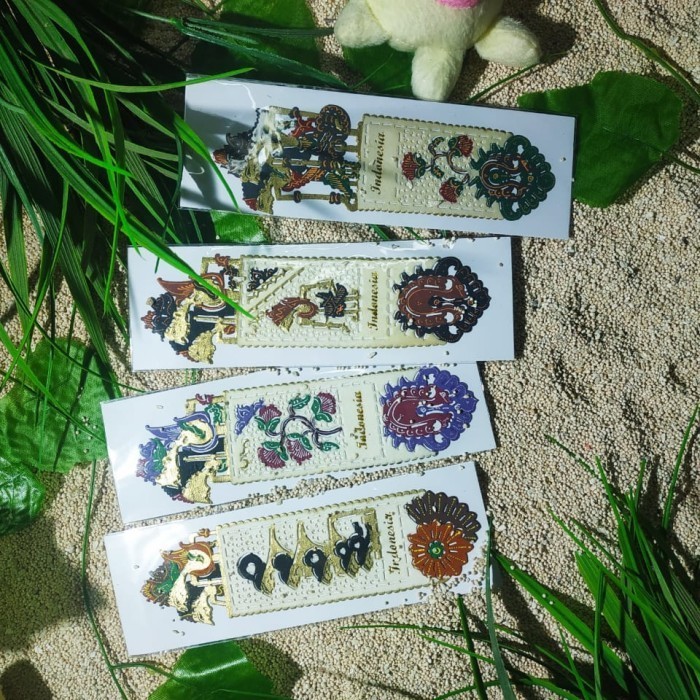 

pembatas buku wayang batik kulit souvernir khas tulisan Indonesia