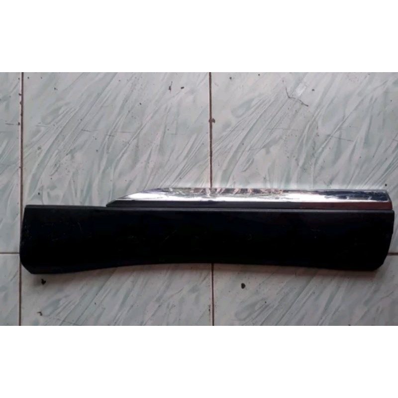 Moulding lis spoiler Pintu Belakang Toyota Lexus RX 270 RX 350
