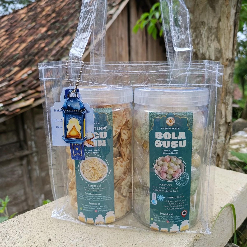 

Hampers Manis Gurih Spesial Ramadhan dan Lebaran Bola Susu Mix Kripik Tempe Sagu Snack Keripik kemasan Toples 1000 ml