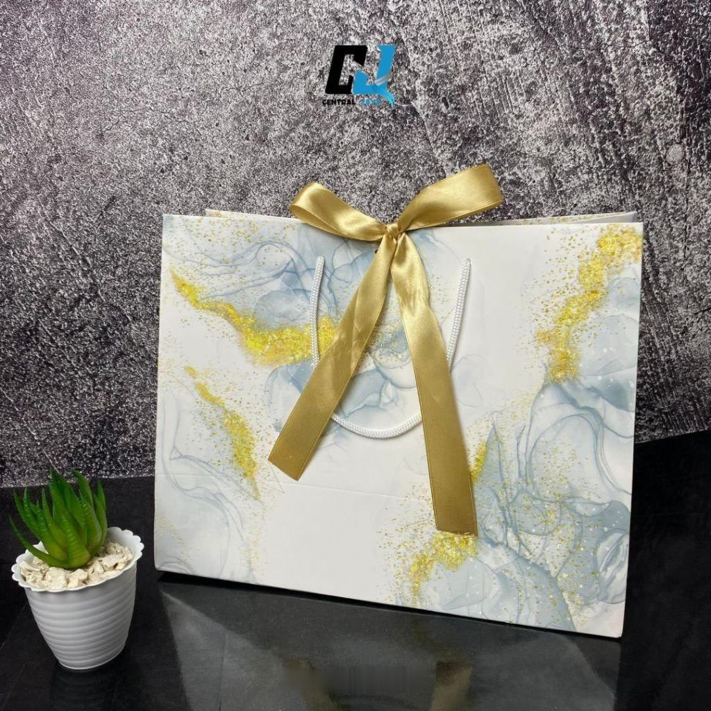 

Paper Bag Motif ALN Putih Pita 32,5x25x14 Tas Kado Premium Souvenir Wedding Ultah Keren Simple