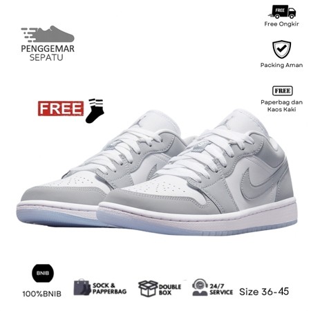 Sepatu olahraga asli dari Nike Air Jordan 1 low cut dengan warna kombinasi putih dan abu-abu.