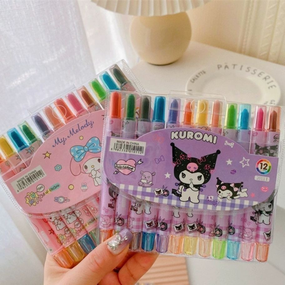 

Crayon Putar 12 PCS Lucu Motif SANRIO / Krayon Putar isi 12 PCS Motif SANRIO / Rolling Pen Crayon SANRIO