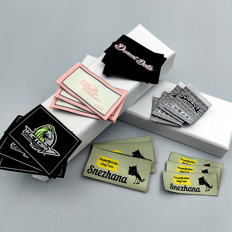 

Custom Brand Name Garment Label End Folded Center Folded Satin Fabric Sew On Soft Damask Clothing Woven Labels neck label