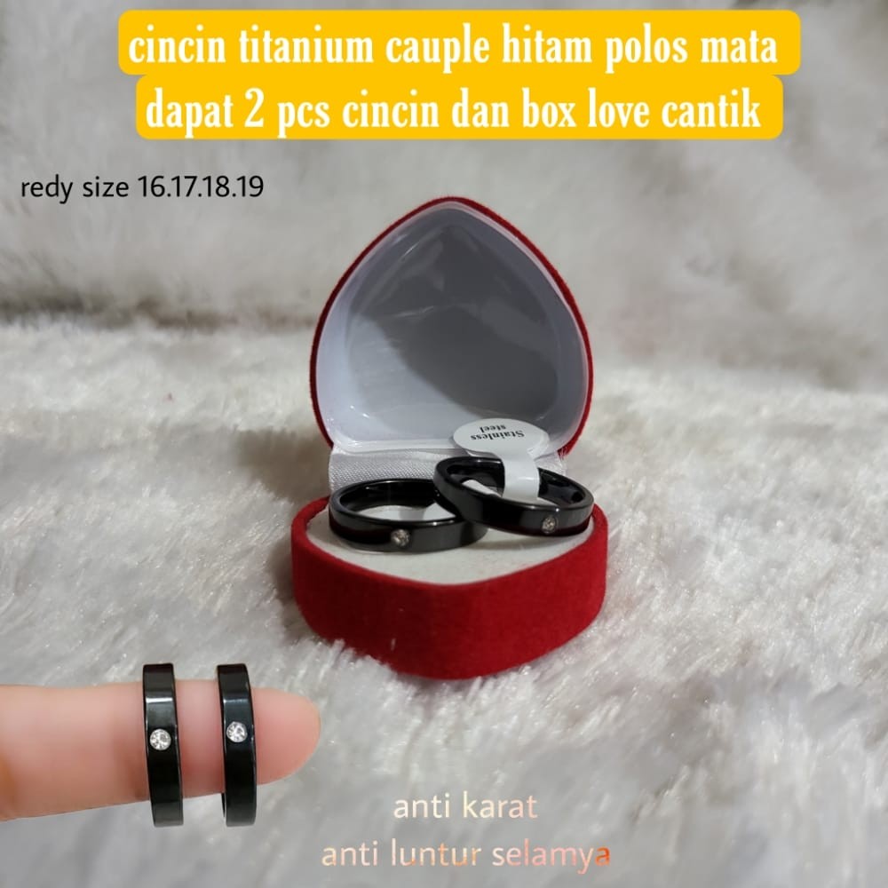 OBRAL CUCI GUDANG Cincin Titanium Couple Polos Mata Hitam  Dapat 2 CINCIN Dan Box Cantik SEKALIGUS .