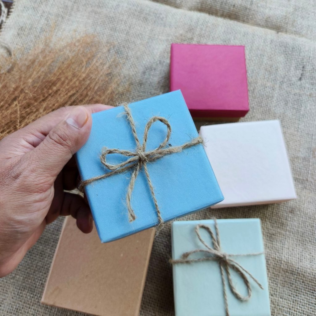 

8x8x3 cm Hardbox packing / gift box untuk hadiah ulang tahun graduation dll