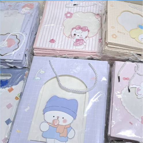 

[ HARGA SPESIAL ] (12 PCS)Paper Bag Tas Kertas Pastel Viral Lucu Aesthetic Hampers Parcel Bingkisan Lebaran Acara Anak