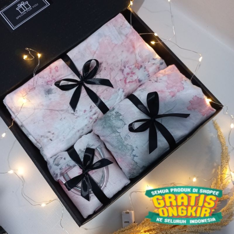 

HAMPERS MUKENA PREMIUM GIFT BOX CEWEK KADO MUKENA BLACK WHITE KADO PERNIKAHAN HADIAH WISUDA KADO ULANG TAHUN/ New kado