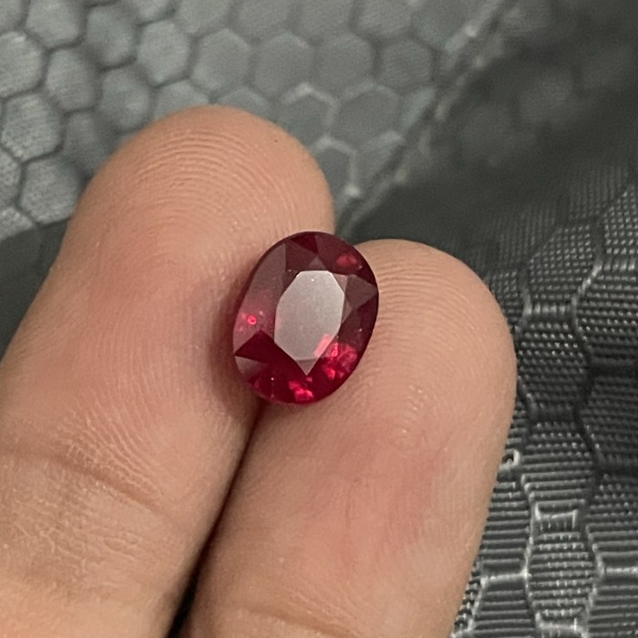 Natural Batu Ruby Red Pigeon Blood Mozambique 9x7mm oval facet Permata