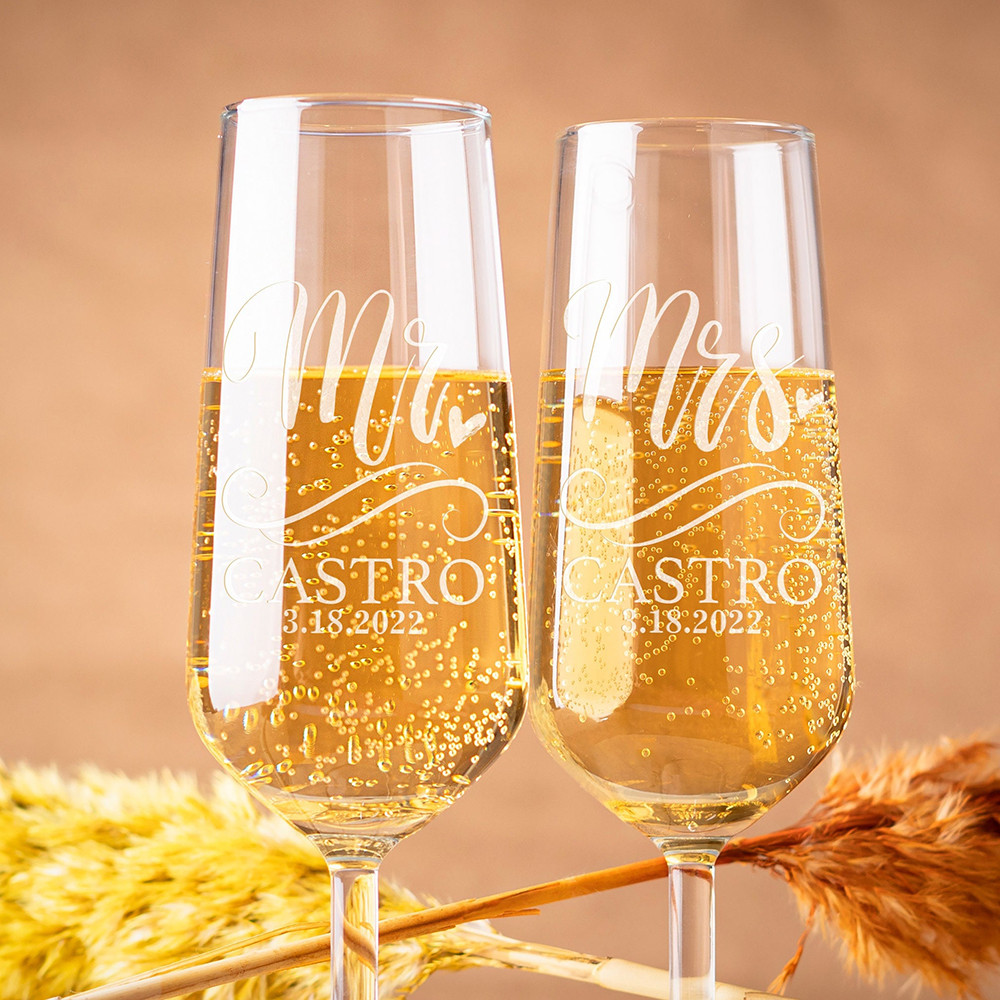 

Personalized Unique Gift for Couple 2pcs Mr and Mrs Champagne Flutes Custom Bride and Groom Champagne Glasses Wedding Favors