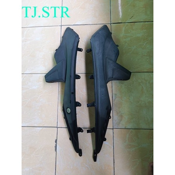 sambungan body tengah Vario 110 karbu Original KVB sambungan body belakang vario 110 karbu KVB perta