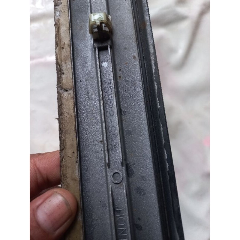 lis pintu depan kiri Honda crv 2003 sd 2004 Original