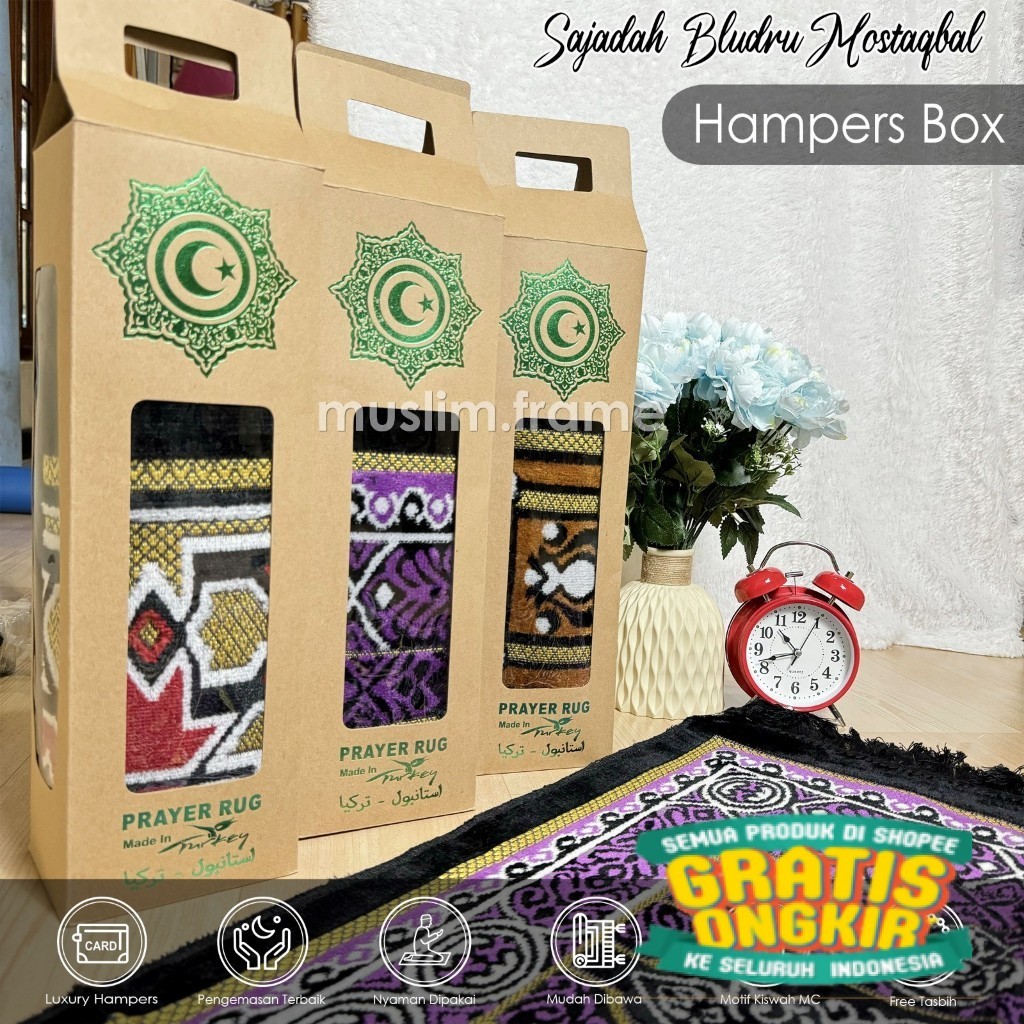 

Hampers Sajadah Turki Hitam Bludru Halus Ukuran BESAR Semi Karpet Tebal Tidak Licin Mudah Dibawa Motif Kiswah Cantik Souvenir Kado Elegan Terbaru 2024/ keluarga oleh oleh