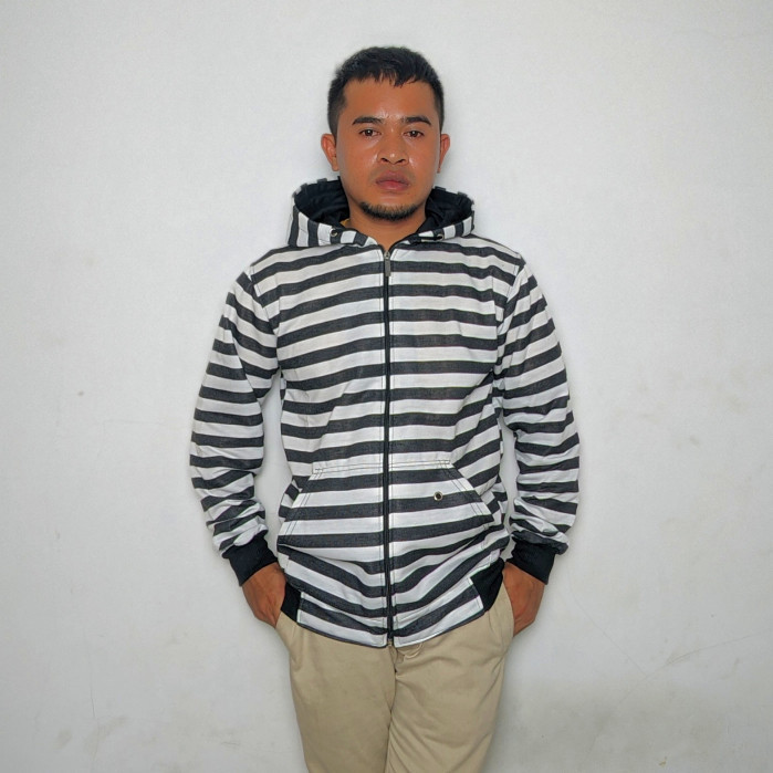 Jaket Salur Hitam Putih Pria Wanita Bahan Baby Terry