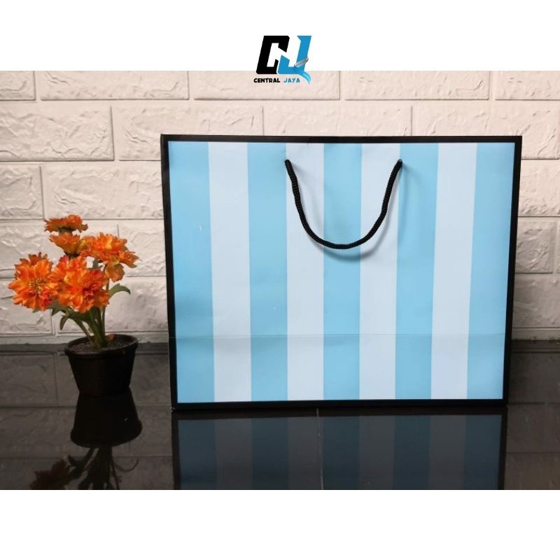 

Paperbag Rea Stripe 32,5x25x14 Paper Bag Kado Custom Wedding Tas Souvenir Kado Kertas Ulang Tahun