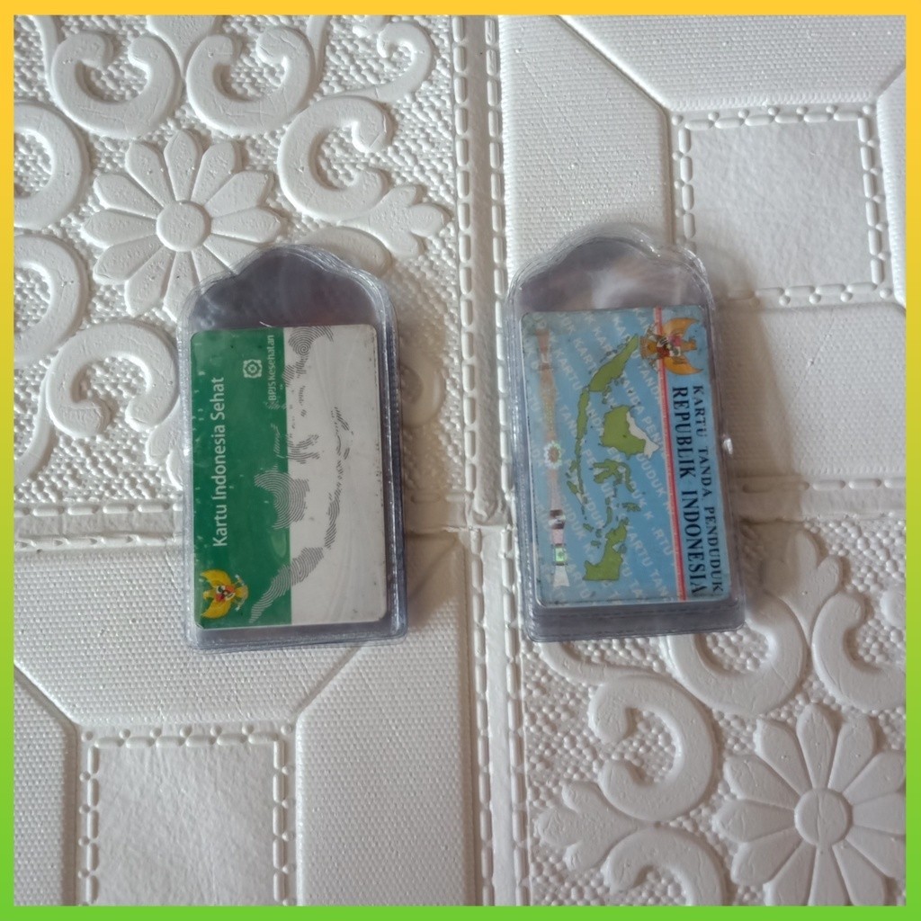 

plastik ktp dan sim ukuran 6 x 9 cm tebal 0.20 mikron harga 1 pcs