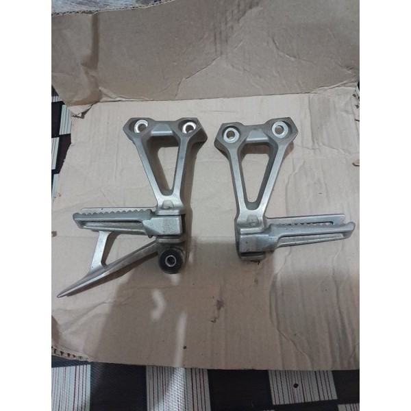 Foot step belakang Supra Gtr 150 Fi original copotan Footstep pijakan kaki belakang