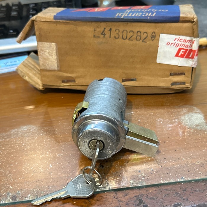 Fiat 4130282 Ignition Switch Fiat 850 Spider Fiat 1500 Cabrio Fiat Dino Spider berkualitas