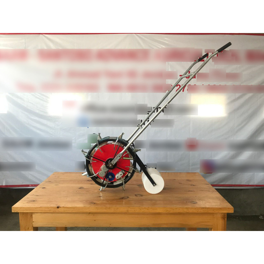 Mesin Alat Tanam Jagung dan Biji Bijian Bahan Besi SAAM Hercules Tanpa Roda Penutup Tanah