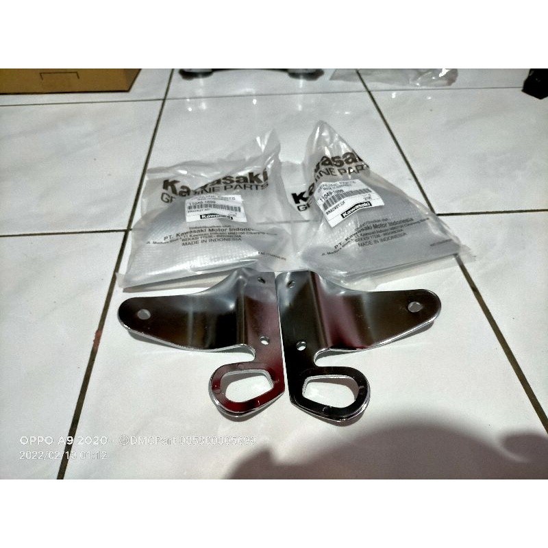 KUPING LAMPU BULAT NINJA SS R SEPASANG KIRI KANAN ORIGINAL KAWASAKI BREKET KUPINGAN LAMPU NINJA VICT