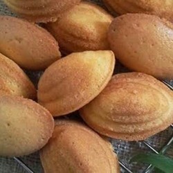 

Cemilan Enak - aneka kue kering super bolu kijing kering vanila 1bal isi 1kg