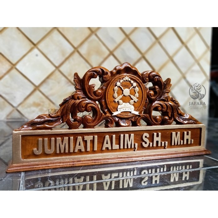 

papan nama meja ukiran kayu jati custom logo hakim KD34534