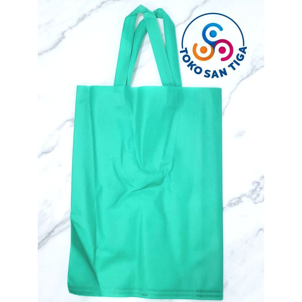 

Tas Spundbond Goodie Bag Polos 30 x 40 isi 12 pcs/pack