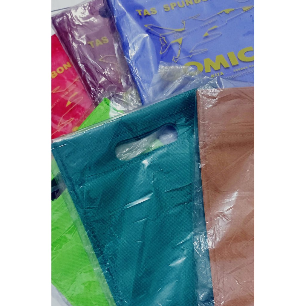 

TAS GOODIE BAG 20X26 / TAS SPUNDBOND GOMICO 20X26 / TAS HADIAH 20X26