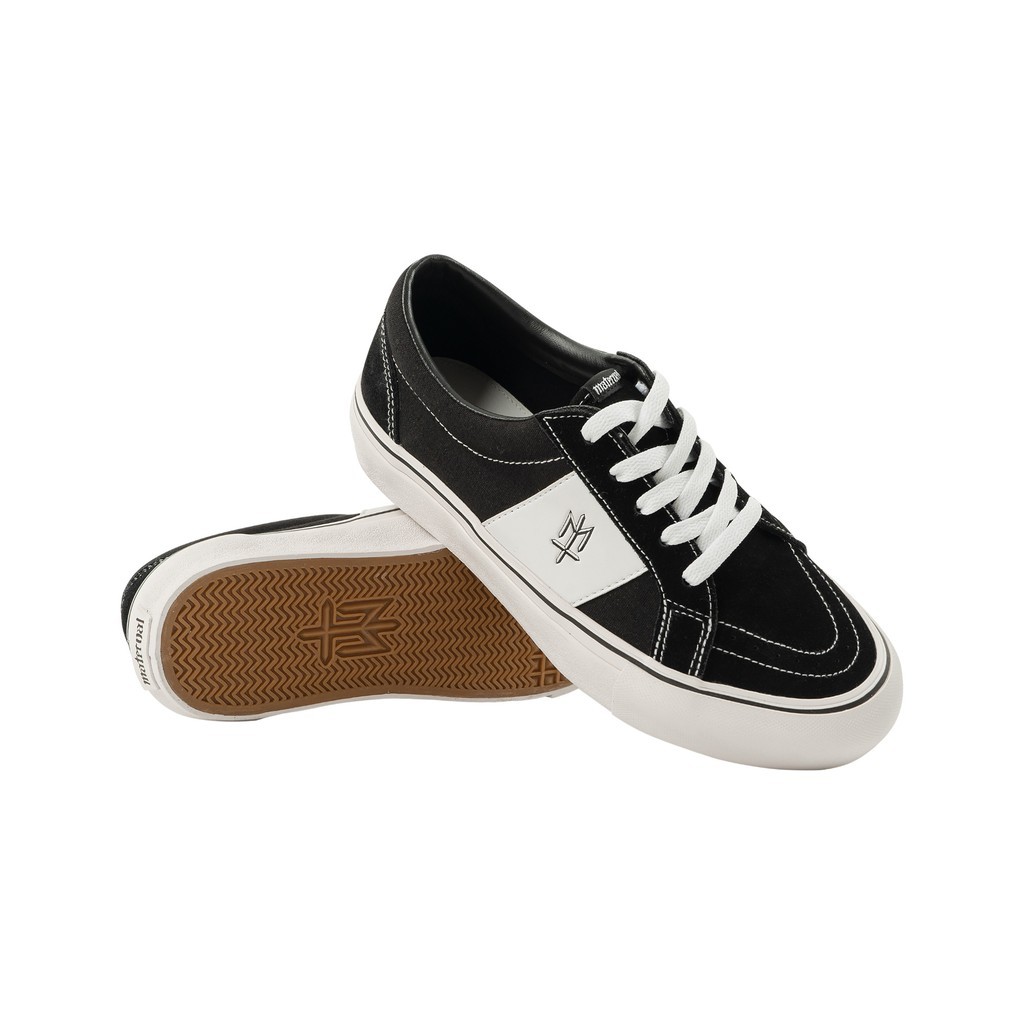 Maternal Disaster - Footwear - Inverni Bw