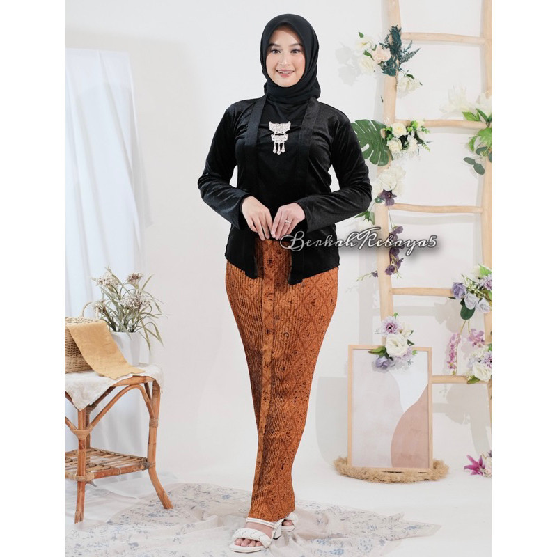 Atasan Set Kebaya Bludru Kutu Baru + Jarik Plisket Motif Sidomukti