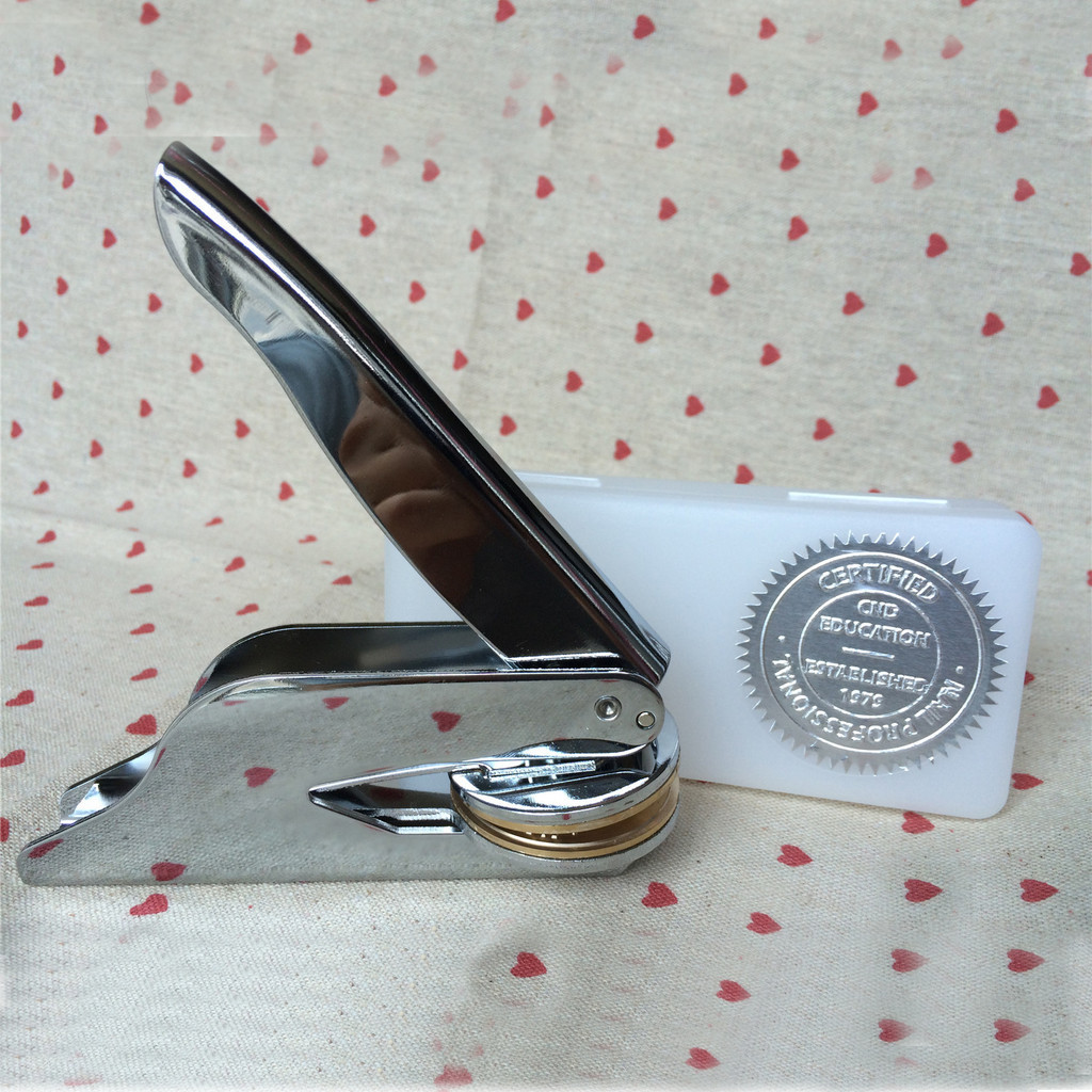 

Disesuaikan Embossing Foil Logo Pribadi Personal Embosser Seal Kop Surat Pernikahan Desain Kustom Gaufrage Punch Stamp HQ