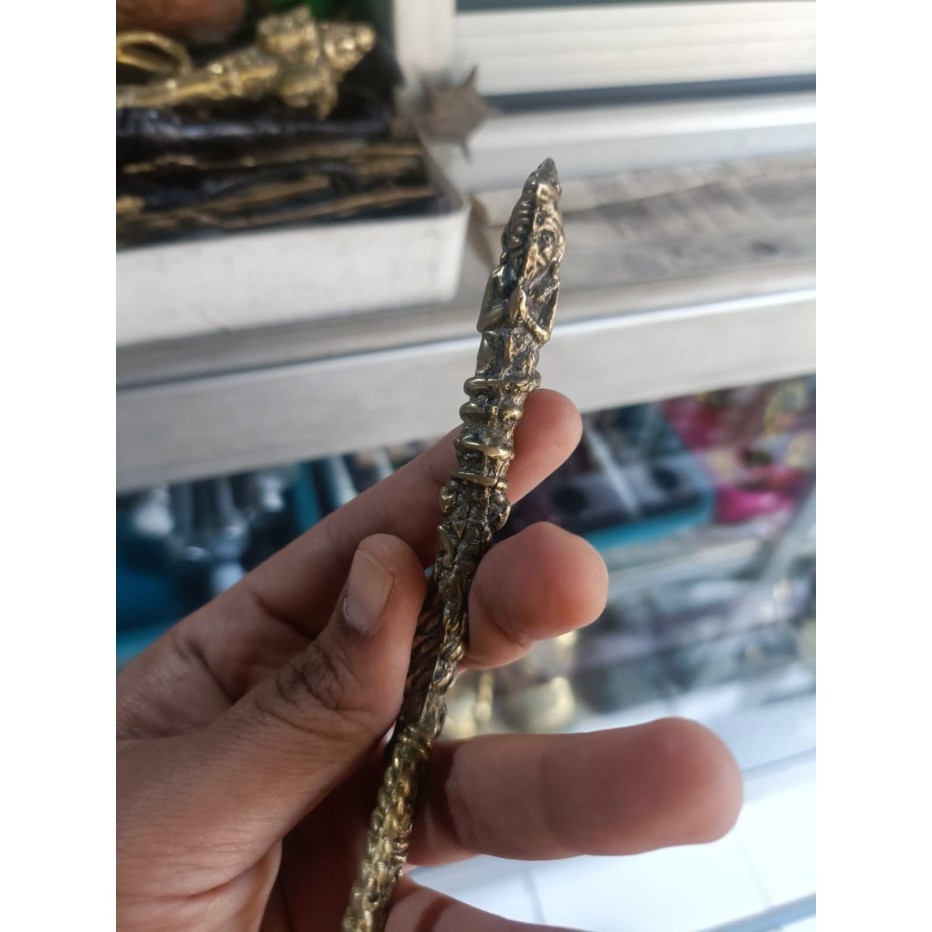 

cemeti pandito sepuh majapahit dari kuningan sepuhan emas bk Keris sengkelat majapahit mataram kartosuro kartasura Surakarta Yogyakarta nagasasra sabuk inten keris kriss nogososro emas perunggu patung wayang batik budaya jawa melayubali BalineseJawa Javan