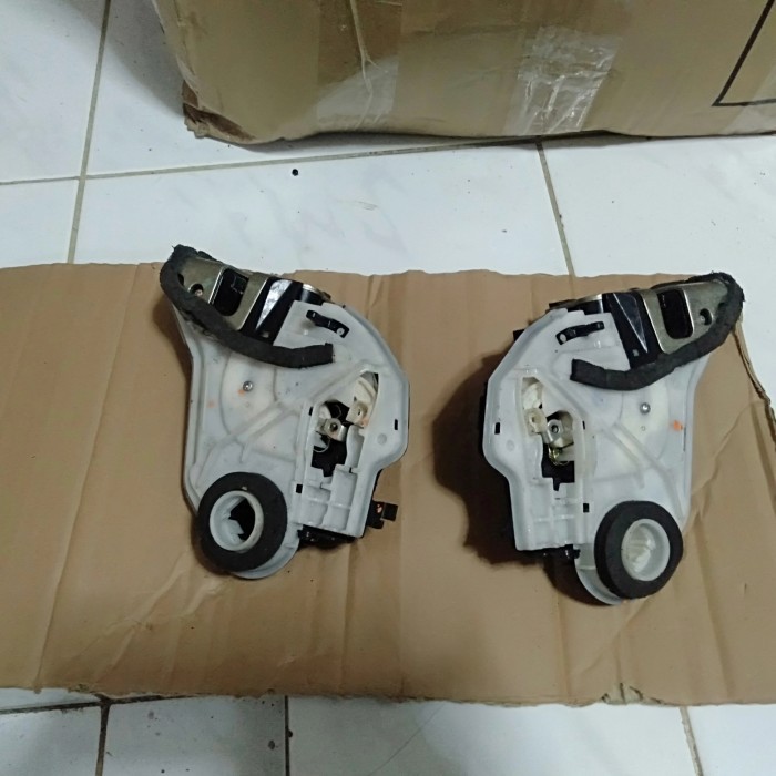door lock pintu belakang / bagian tengah Innova reborn Fortuner Hilux