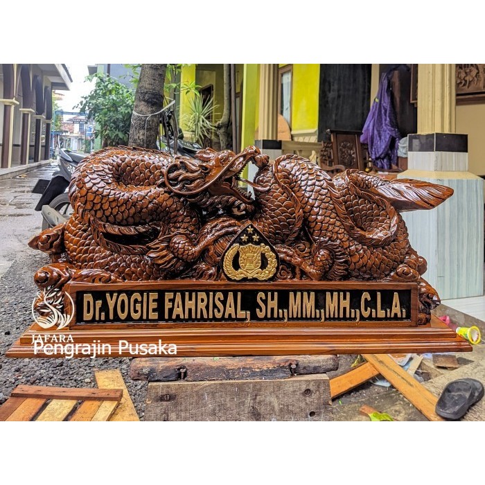 

papan nama kayu ukir jati jepara-papan nama meja jabatan patung naga PP3642369